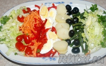 Взять блюдо и выложить на него все составляющие нашего салата рядами, как на фото, добавив натертую на крупной терке сырую морковь.
