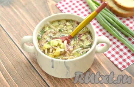 Окрошка, приготовленная с курицей на квасе, получается освежающей, вкусной и сытной. Такое блюдо отлично разнообразит летнее меню.