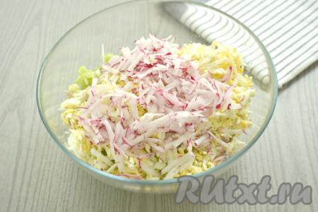 Редис моем, отрезаем "кончики" с двух сторон. Натираем редиску на крупной тёрке, перекладываем в миску.