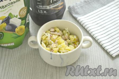 Кладём порцию салата в тарелку, по желанию, добавляем майонез или сметану, перемешиваем, заливаем холодным квасом и окрошка готова.