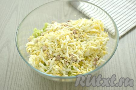 Варёные яйца натираем на крупной тёрке и тоже выкладываем в миску.