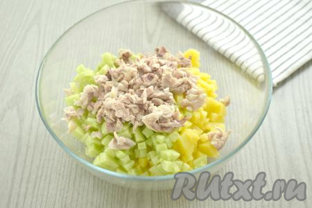 Куриное мясо нарезаем на небольшие кусочки и добавляем к картошке и огурцу.