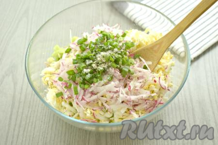 Зелёный лук моем, обсушиваем, нарезаем мелко и тоже добавляем в миску. Содержимое миски по вкусу солим и перчим, перемешиваем получившийся салат.