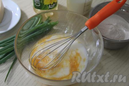 Влить 200 миллилитров молока, перемешать венчиком до однородности.