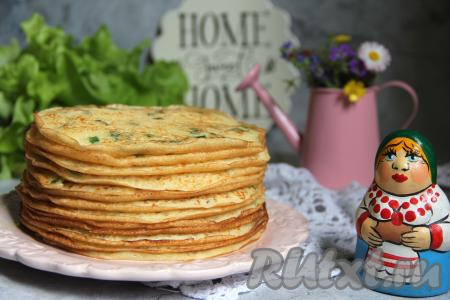 Нежные, аппетитные, вкусные блины с зелёным луком, приготовленные на молоке, подать к столу, дополнив, по желанию, сметаной.