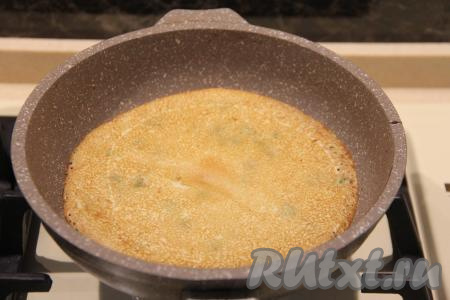 Жарить блин с зелёным луком до подрумянивания с двух сторон. Такие блинчики хорошо переворачиваются.