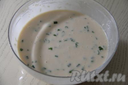 Перемешать венчиком и блинное тесто с зелёным луком, замешанное на молоке, готово, можно приступать к жарке блинов.