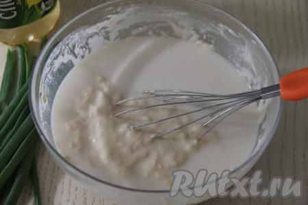 Перемешать блинное тесто венчиком. Начать постепенно вливать оставшиеся 200 миллилитров молока, тщательно перемешивая тесто. Добавляя молоко, регулируйте консистенцию замешиваемого теста. Тесто для блинов должно получиться в меру густым, однородным. Если тесто становится жидковатым, значит больше молоко не добавляйте. Я на этом этапе добавила в тесто 200 миллилитров молока.