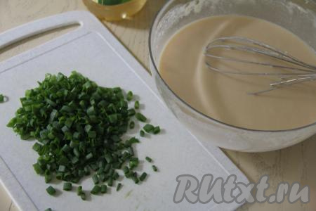 Мелко нарезать зелёный лук.&nbsp;