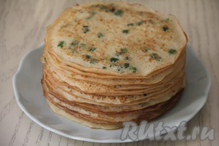 Затем переложить на тарелку. Перемешивая периодически тесто и смазывая сковородку маслом только по мере необходимости, постепенно пожарить все блинчики. Из указанного количества ингредиентов у меня получились 15 аппетитных блинов диаметром 18 сантиметров.&nbsp;