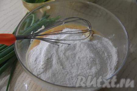В получившуюся яично-молочную смесь всыпать просеянную муку и соду, погашенную уксусом.