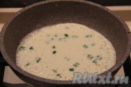 Сковороду (я использовала сковородку диаметром 18 сантиметров) разогреть, слегка смазать растительным маслом, влить небольшой половник теста, равномерно распределить.