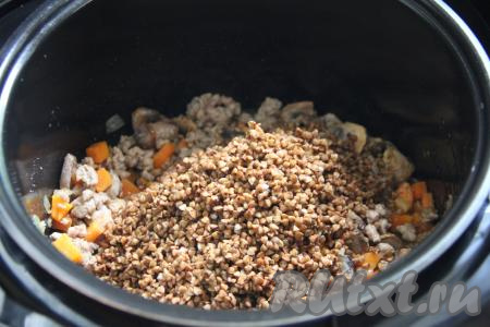 К фаршу, овощам и грибам всыпать подготовленную гречку, добавить соль и специи по вкусу. Влить 500 миллилитров воды комнатной температуры, перемешать. Закрыть крышку мультиварки и выставить режим "Плов" на 35 минут.&nbsp;