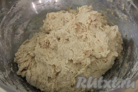 Перемешать тесто ложкой, оно получится вязким и липким. Оставить тесто, прикрыв миску полотенцем, на 30 минут в тепле.