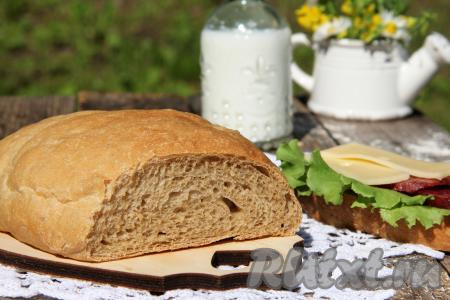 Дать хлебу остыть. А вот как выглядит в разрезе чиабатта из цельнозерновой муки. У этого хлебушка воздушный мякиш и очень нежная, похрустывающая корочка снаружи.