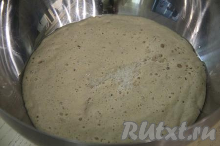 Теперь приступим к замешиванию теста. В глубокую миску влить опару, добавить 200 миллилитров тёплой воды и перемешать. Температура воды должна быть 38-40 градусов.