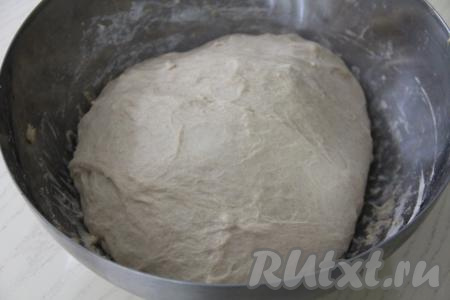 Тесто с каждым разом будет становиться более эластичным и нежным. По истечении 1,5 часов тесто округлится и хорошо увеличится в объёме.