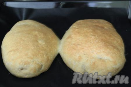 Вот такие две пышные чиабатты я достала из духовки.