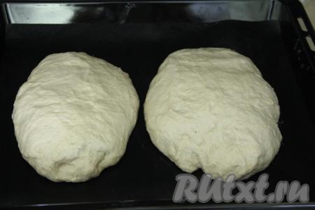 После получаса хлеб увеличится в объёме. Выпекать чиабатту из цельнозерновой муки в разогретой до 250 градусах духовке 7 минут, затем убавить температуру до 200 градусов и выпекать ещё 20 минут.