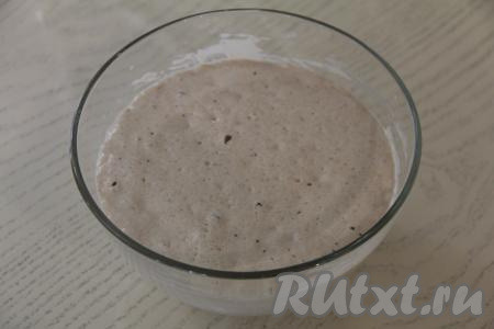 Опара поднимется и запузырится. Это значит, что дрожжи заработали и начался активный процесс брожения.