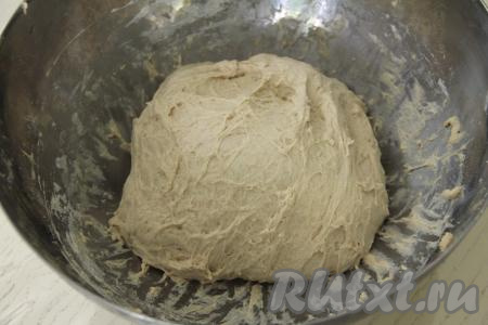 Поставить тесто для чиабатты в тёплое место, прикрыв миску полотенцем, на 1,5 часа. Через каждые 30 минут растягивать тесто в прямоугольный пласт, затем складывать длинные края пласта теста к центру, после этого короткие края получившегося прямоугольника подворачивать к центру, снова класть в миску, накрывать полотенцем. Чтобы тесто не липло к рукам в процессе растягивания, можно слегка смочить руки водой.