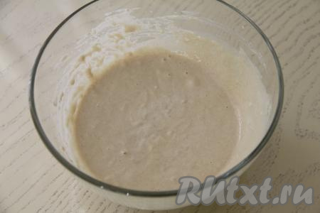 В воду, смешанную с дрожжами, всыпать 100 грамм цельнозерновой муки и 50 грамм пшеничной муки, перемешать опару венчиком и оставить в тёплом месте на 45 минут.