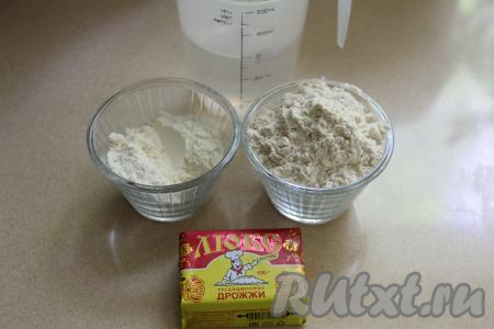 Подготовить продукты для опары. 300 миллилитров воды немного подогреть. Вода должна быть тёплой, её температуры должна быть примерно 38 градусов. Дрожжи начинают хорошо работать именно в тёплой воде. Если же температура воды будет 42 градуса и выше - дрожжи в ней могут погибнуть.