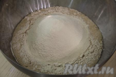 Всыпать 250 грамм цельнозерновой муки и 100 грамм просеянной пшеничной муки.&nbsp;Пшеничную муку обязательно нужно предварительно просеять.