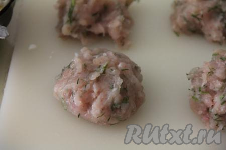 Поднять края лепёшки из фарша над начинкой, полностью спрятать начинку в фарш, формирую круглую зразу. Аналогично сформировать все 6 зраз из куриного фарша с начинкой из яиц.