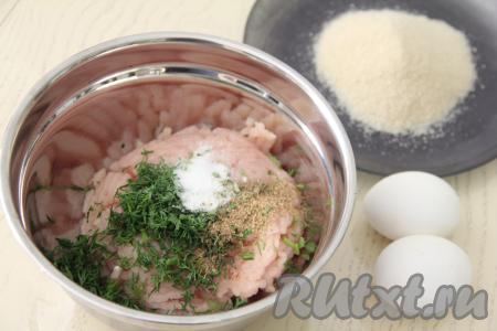Куриный фарш выложить в миску, добавить соль, специи по вкусу, мелко нарезанный укроп.