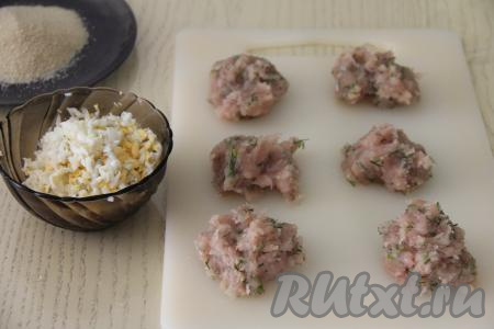 Разделить куриный фарш на 6 равных частей. Натёртые яйца разделить зрительно на 6 равных частей.