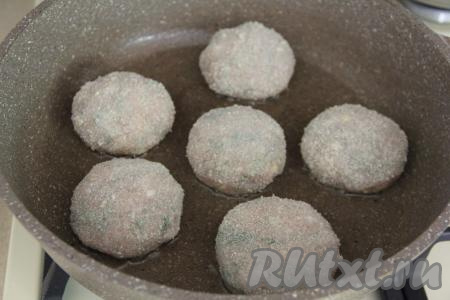 В сковороду влить растительное масло, хорошо его разогреть, затем выложить зразы.