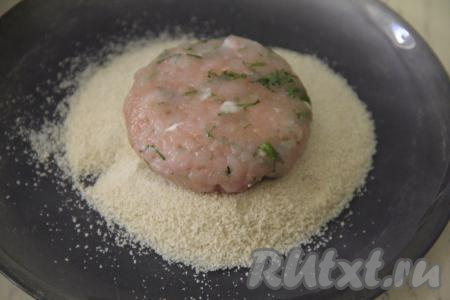 Обвалять зразы в панировочных сухарях со всех сторон.