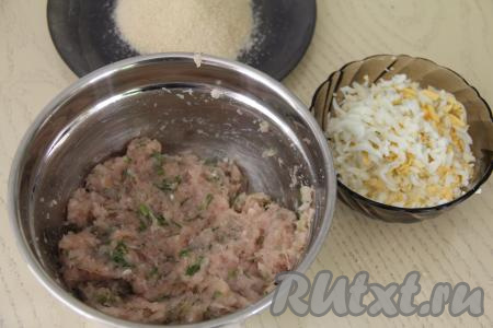 Тщательно перемешать куриный фарш. Натереть варёные яйца на крупной тёрке.