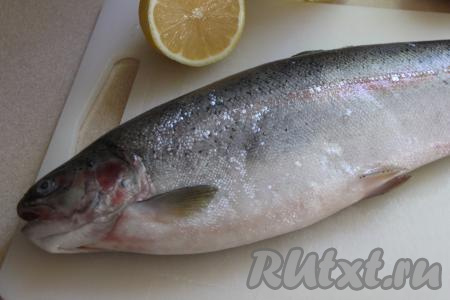 Я использовала не потрошёную форель. Поскоблить кожу рыбы ножом, чтобы очистить от крупной&nbsp; чешуи.