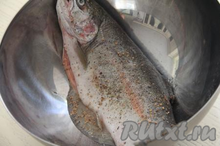 Смешать в небольшой ёмкости растительное масло и лимонный сок, затем получившейся смесью натереть форель и снаружи, и внутри. Отправить рыбу просолиться на 2-3 часа в холодильник.