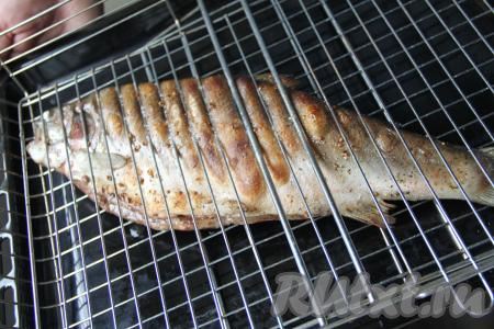 Время запекания зависит от размера форели и жара углей. Я запекала форель минут 15.