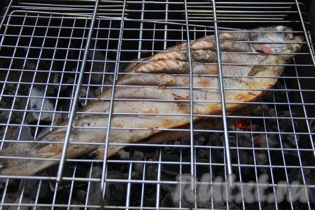 Мангал должен быть с хорошим жаром, без прямого огня. Готовить форель целиком на мангале на жаре от углей, часто переворачивая решётку.