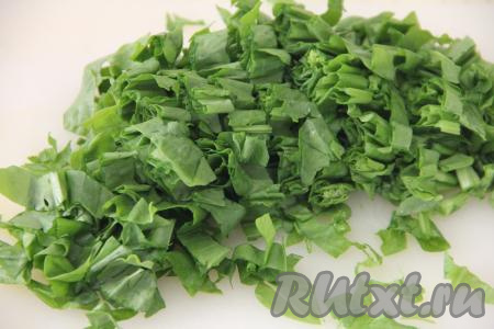 Щавель хорошо промыть водой. Для приготовления супа я беру только листья щавеля. Нарезать листья щавеля на небольшие полоски.