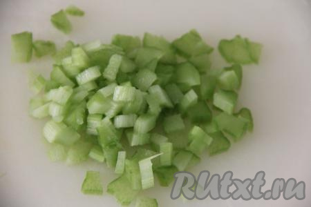 Реветь очистить от плёночки, покрывающей стебель. Вымытый ревень нарезать на небольшие&nbsp; кубики.