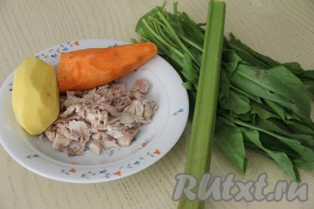 Подготовить продукты для приготовления супа из ревеня и щавеля. Суп я варила на курином бульоне, для этого части курицы выложила в кастрюлю, залила 1,5 литрами воды и поставила на огонь, после закипания воды, убрав с поверхности бульона пену, варила минут 30, затем сняла с огня. Достала из бульона кусочки курицы, дала немного остыть и отделила мясо от костей. Бульон процедила, поставила на огонь. Теперь можно приступать непосредственно к приготовлению супа. Картошку и морковь почистить.