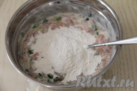 Снова перемешать и всыпать муку.