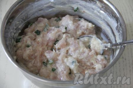 Перемешать рубленный фарш для куриных котлет. Он должен получиться в меру густым. Если фарш получился жидковатым (многое зависит от величины яиц, качества муки, жирности сметаны), тогда добавьте ещё немного муки, чтобы фарш стал нужной густоты.