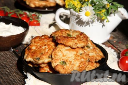 Вкусные, нежные рубленные котлеты, приготовленные из куриной грудки без добавления крахмала, к столу подать в горячем виде, дополнив гарниром, свежими овощами или просто на кусочке хлеба.