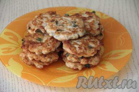 Готовые котлеты переложить на тарелку. Постепенно пожарить все котлетки. Из указанного количества ингредиентов получается 12-13 штук.
