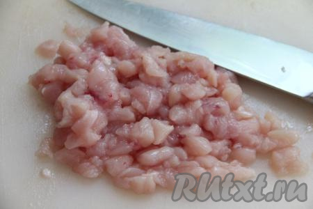 Куриное филе нарезать на мелкие кусочки, выложить в миску.