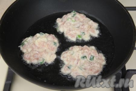 Хорошо прогреть в сковороде растительное масло, затем выкладывать по 1 столовой ложке рубленного куриного фарша в виде круглых котлет.