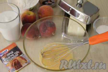 Перемешать яично-сахарную смесь венчиком до однородности.