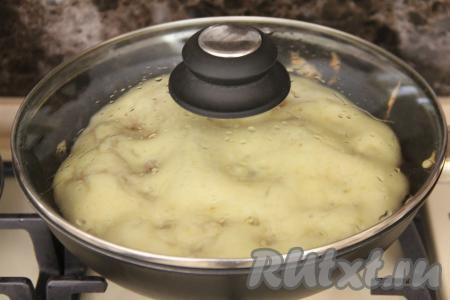 Убавить огонь до минимума и накрыть сковороду крышкой. Готовить пирог с карамелизированными персиками минут 15. Готовность пирога можно проверить, проколов его сверху сухой зубочисткой (если после прокола зубочистка останется сухой и чистой, значит выпечка готова).