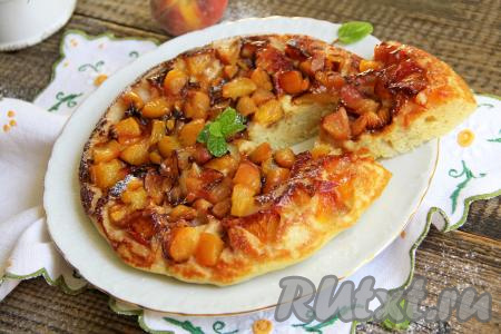 Нежный, вкусный, воздушный пирог, приготовленный с карамелизированными персиками, нарезать на кусочки и подать к столу. Вот так просто и достаточно быстро можно приготовить на сковороде отличную выпечку к чаю!